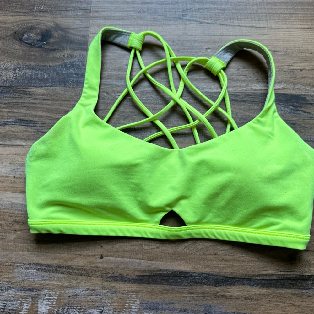 Size 6 lululemon sports bra. Bra pads included. Please review all images.